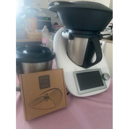 Thermomix TM6 vendu avec ses deux bols et lame empluche pommes de terre 