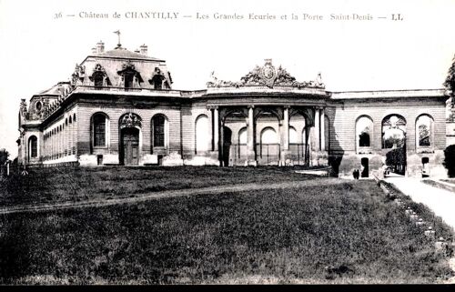 Carte Postale De Chantilly (Oise) Le Château : Les Grandes Ecuries Et La Porte Saint-Denis