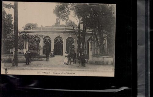 Carte Postale Vichy Source Des Celestins En L'état Sur Les Photos