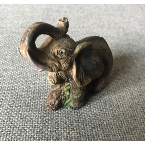 Petit Elephant En Resine Signe "Regal"