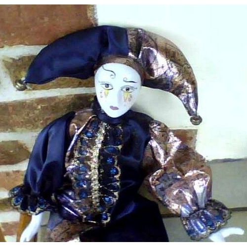 poupée Arlequin, En Porcelaine (Pieds, Mains & Tête) Grelots Sur Le Bicorne - 38 Cm Env. Tient Assis