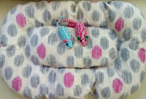 Coussin Chat Ou Chien + Jouet - 46 X 30 Cm - Dessous Gris Foncé ( Meilleur Entretien Au Sol ) Dessus Rose Gris À Fond Beige + 1 Jeu Avec 2 Souris Bleu Rose - Accessoire De Animal Pour Animaux