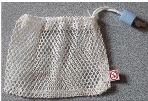 Petit sac/pochette en maille ajourée-blanc avec cordon de serrage et tampon d'arrêt souple bleu clair-forme plate-14x11cm-pouvant servir à divers usages