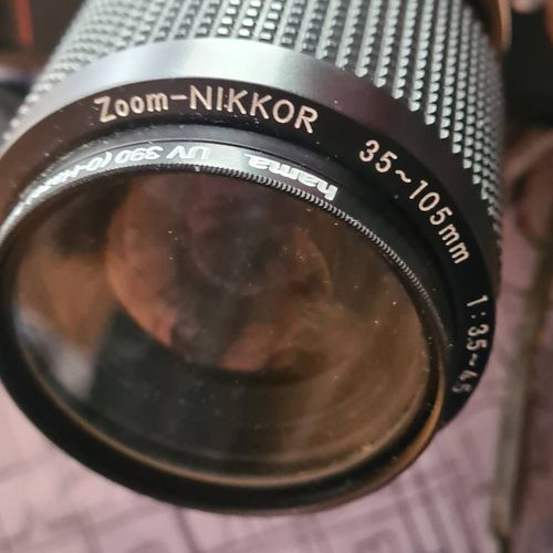 Nikon F3 , objectif Nikkor 24 mm, 1:2,8 et téléobjectif Nikkor Zoom 35-105, sac de transport.