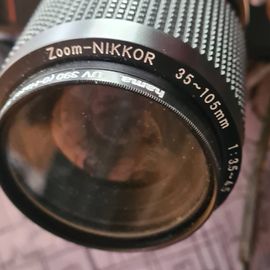 Nikon F3 , objectif Nikkor 24 mm, 1:2,8 et téléobjectif Nikkor Zoom 35-105, sac de transport.
