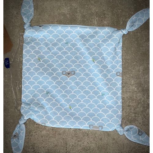 Doudou Koala Bleu Blanc Plat Casino Carré Oeko-Tex Jouet Naissance Peluche Bébé Sincère 