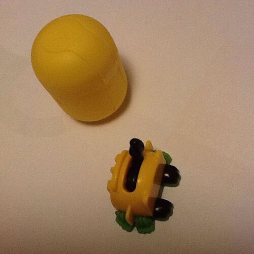 Figurine Kinder Style Gris Pain Jaune Et Vert