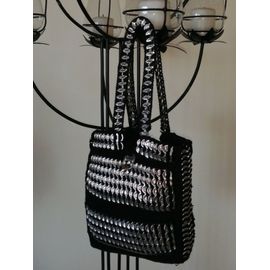 Réf. LUCIE . SAC /création manuelle avec des capsules de canettes recyclées