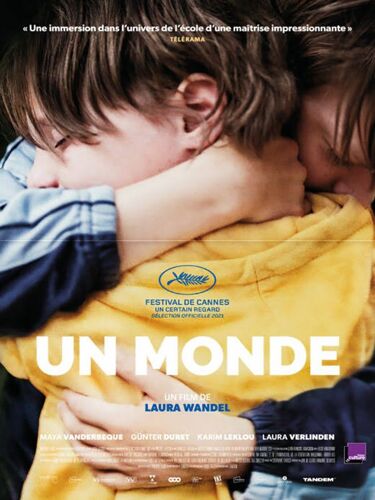 Un Monde - Véritable Affiche De Cinéma Pliée - Format 40x60 Cm - De Laura Wandel Avec Maya Vanderbeque, Günter Duret - 2021