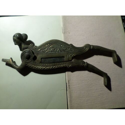 Coupe Noix De Betel Inde Bi-Metal Ancien Decor De Femme Allongée