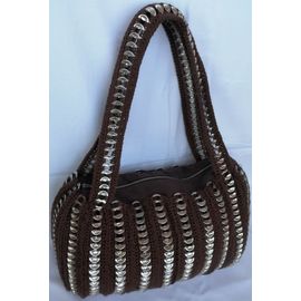 Création artisanale à base de capsules de canettes recyclées crochetées sur coton