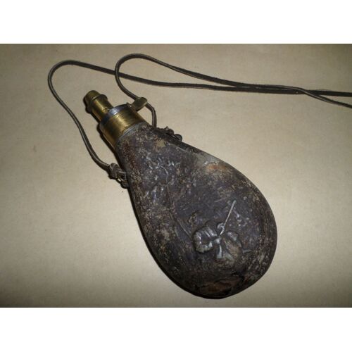 Poire A Poudre En Metal A Decor De Chasse Xviii Ou Xix
