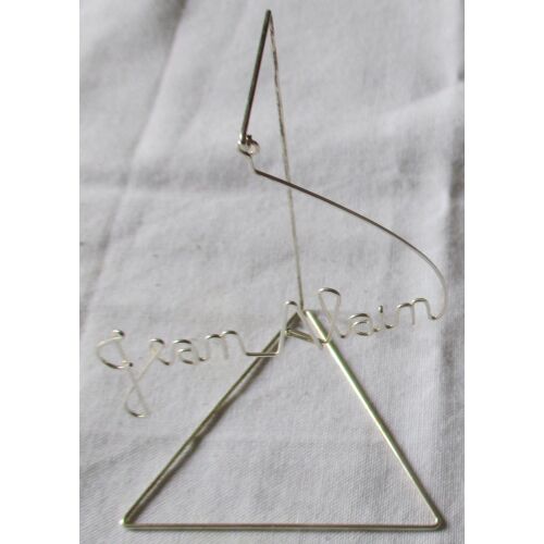 Elégant Marque-Place En Métal Argenté Noirci Avec Armature En Forme De Chevalet Et Suspension Du Prénom Jean-Alain En Jolies Lettres Fines - Base Triangulaire 6x5cm - Hauteur 7cm