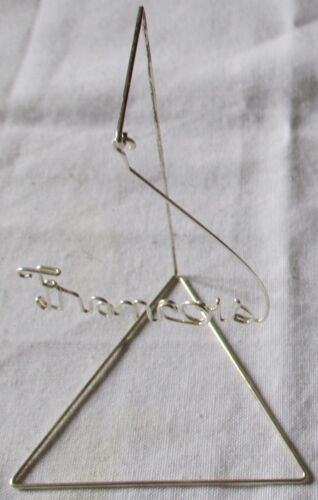 Elégant Marque-Place En Métal Argenté Noirci Avec Armature En Forme De Chevalet Et Suspension Du Prénom François En Jolies Lettres Fines - Base Triangulaire 6x5cm - Hauteur 7cm