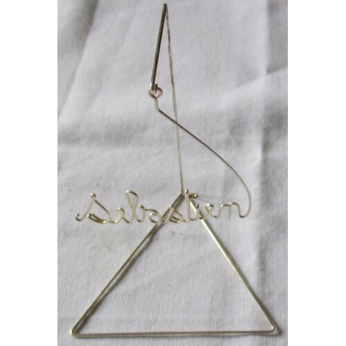 Elégant Marque-Place En Métal Argenté Noirci Avec Armature En Forme De Chevalet Et Suspension Du Prénom Sebastien En Jolies Lettres Fines - Base Triangulaire 6x5cm - Hauteur 7cm