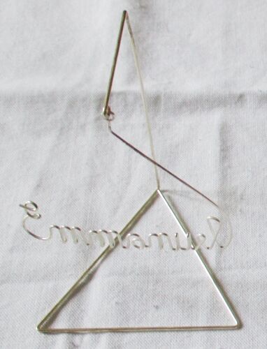 Elégant Marque-Place En Métal Argenté Noirci Avec Armature En Forme De Chevalet Et Suspension Du Prénom Emmanuel En Jolies Lettres Fines - Base Triangulaire 6x5cm - Hauteur 7cm