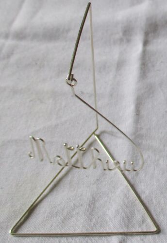 Elégant Marque-Place En Métal Argenté Noirci Avec Armature En Forme De Chevalet Et Suspension Du Prénom Matthieu En Jolies Lettres Fines - Base Triangulaire 6x5cm - Hauteur 7cm