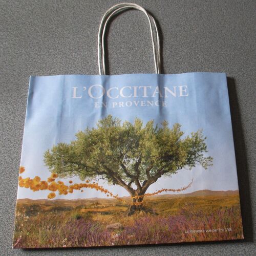 Sac Publicitaire LOccitane En Provence Magnifiquement Décoré DUn Paysage Par Eric Valli - Fond Bleu - 2 Faces Identiques - Côtés Et Dessous Jaunes - 2 Anses De Portage - 23.5x20x8cm
