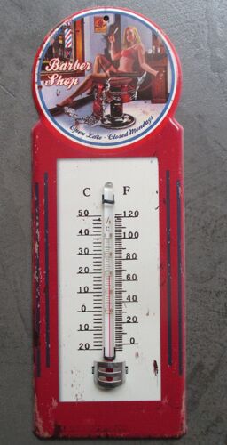 Thermometre Barber Shop Avec Pin Up Dans Un Fauteuil De Barbier Rouge 29x10cm