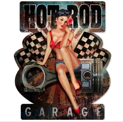 Plaque 40x33cm Pin Up Assise Sur Une Bielle Et Piston Drapeau Damier Hot Rod Tole Emboutie