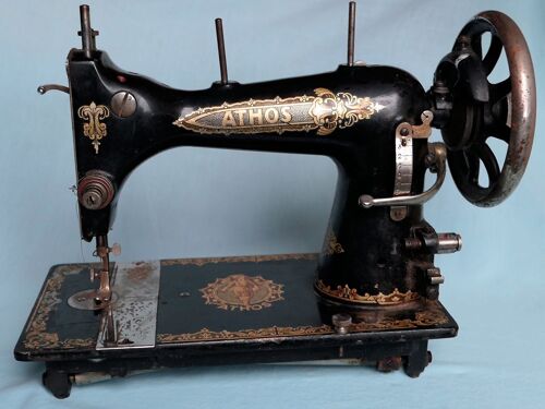 Machine A Coudre Ancienne De Collection, Marque Athos, Avec La Silhouette Du Mousquetaire Sur Le Socle