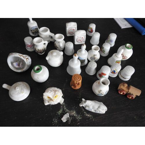 Lot De Plus De 30 Miniatures D'objets De Cuisine Et Maison En Ceramique
