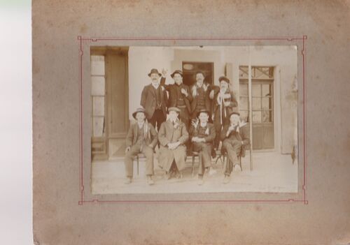 Photographie Ancienne Cartonnee / Groupes D'hommes Posant / Conscrits Et Aperitifs