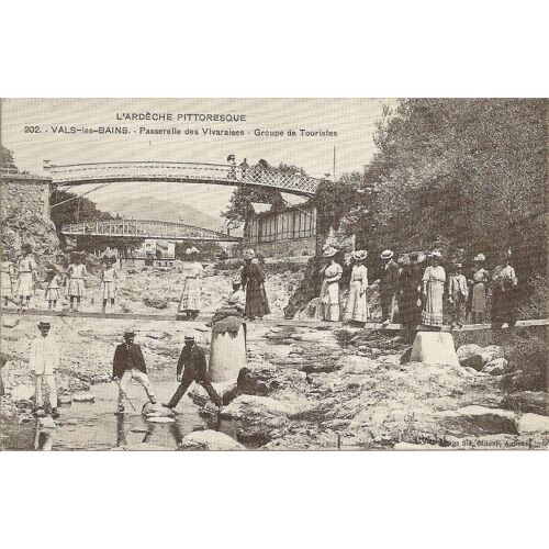 Vals-Les-Bains Passerelle Des Vivaraises Groupe De Touristes