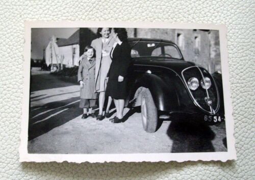 Personnages Devant Voiture Peugeot 202