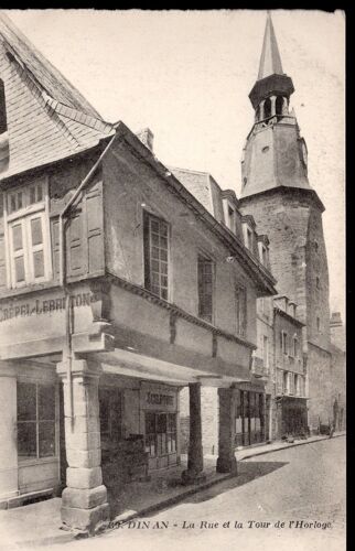 Carte Postale De Dinan (Côtes D'armor) La Rue Et La Tour De L'horloge