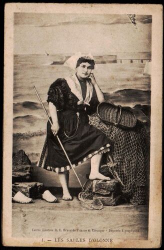 Carte Postale Ancienne, France, Vendée ( 85 ), Les Sables D'olonne, Jeunne Femme En Habit De Pêche, Épuisette, Filets, Panier