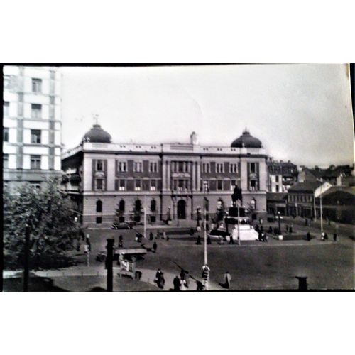 Carte Postale (Cpa Année 50) De Belgrade En Serbie, Place De La République Avec La Statue Du Prince Mihailo, En Fond Le Musée National Avant Restauration Du Dôme Central