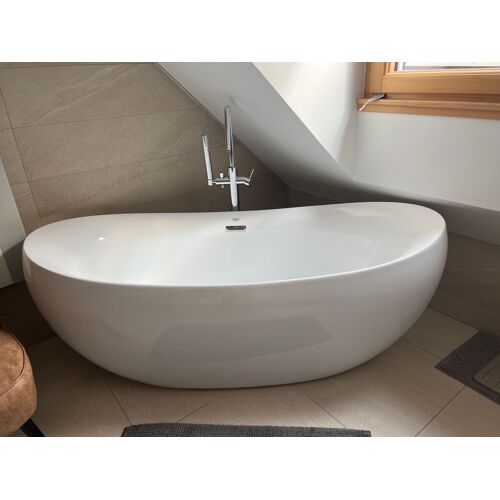 Baignoire îlot acrylique coloris blanc moderne design