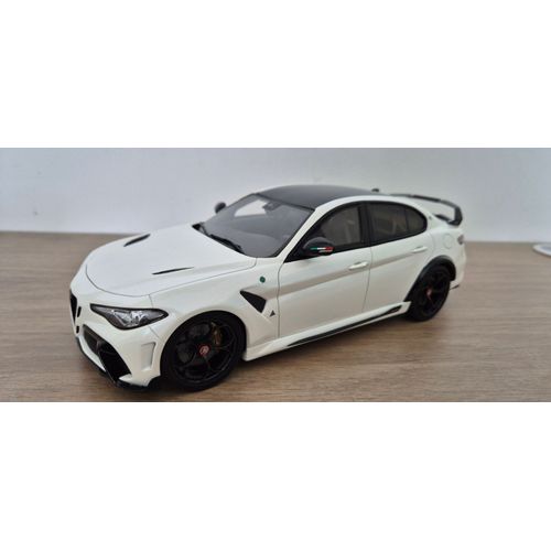 Alfa Romeo Giulia Gtam Blanche 1/18 Ottomobile