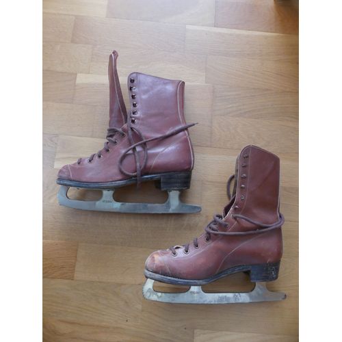 Paire De Chaussures En Cuir Marron Et De Patins À Glace