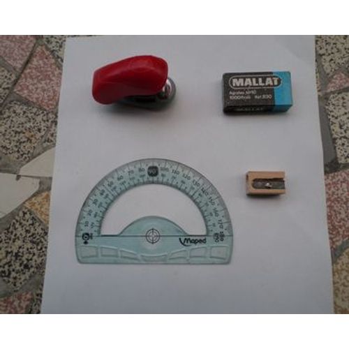 Un Kit De Bureau Avec Agrafeuse Agrafes , Taille Crayon, 50 Cartouches D'Encre Bleue Et Un Rapporteur