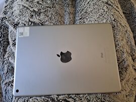 Ipad 5 ème génération écran parfait et ipad parfait fonctionne très bien 32go