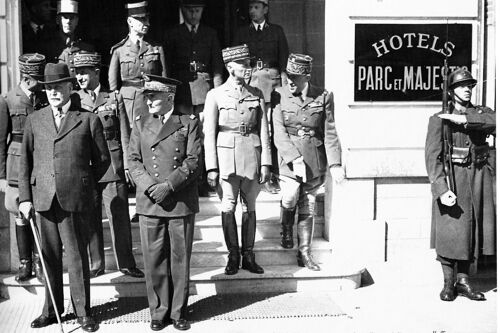 Ww2 - Le Mal Pétain, L'amiral Darlan Et Des Généraux Devant L'hôtel Du Parc À Vichy