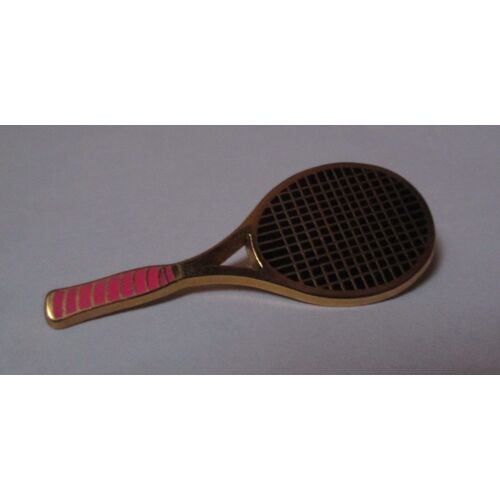 Pin's Tennis / Raquette (Zamac Signé Boussemart) Longueur: 5,1 Cm - Doré / Manche Rose Foncé