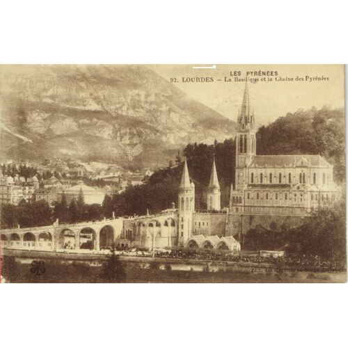 Basilique Et Le Chaine De Les Pyrenees