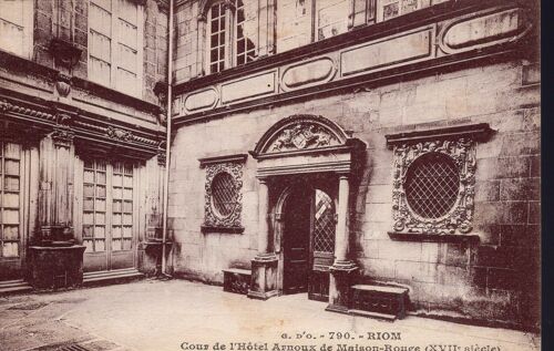 Carte Postale De Riom  (Puy De Dôme)  Cour De L'hôtel Arnoux De Maison Rouge