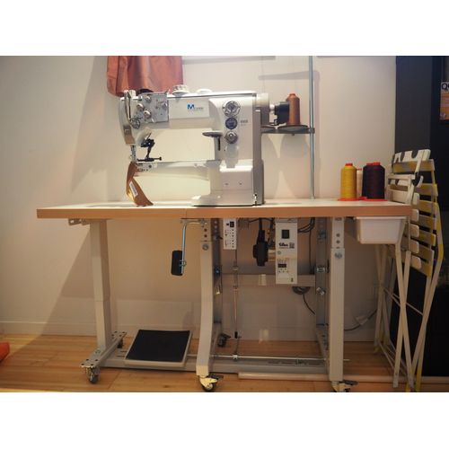 Machine à coudre Adler 669 eco, Avec lampe led intégrée, bati déporté roulette et table pour travailler à plat, lot d'aiguilles et fils avec.