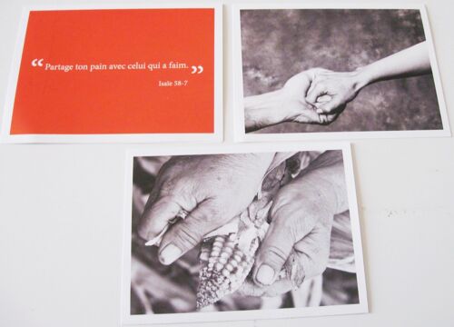 Trois Cartes Doubles Sur Le Thème Du Partage - Mains Égrenant Du Maïs, Mains Serrées (Noir Et Blanc) Et Citation D'isaïe Sur Fond Rouge -14x10cm -Simple Papier Glacé -Terre Solidaire