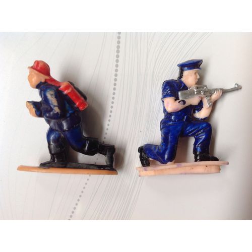 Lot De Deux Figurines Pompier Et Policier