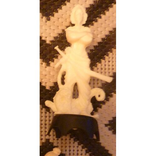 Figurine Vintage Des Cafés Maurice Des Années 1960 -70 = De La Série Asie = Homme Chinois Avec Sabre Et Dragon