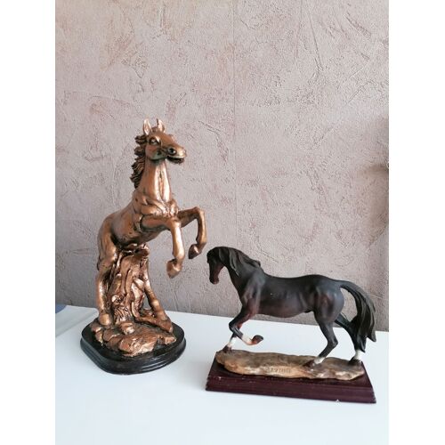 Lot De 2 Figurines Animaux Chevaux Sur Socles