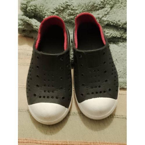 Chaussons Noirs/Rouges Bouts Blancs 31 .