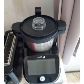 Je vends robot cuiseur fagor multifonctions connecte Balance intégrée 10 vitesses et fonctions PULSE Minuterie réglable jusqu¿à 99 minutes Température réglable de 30 à 120°C Plateaux vapeur 2 étages, 