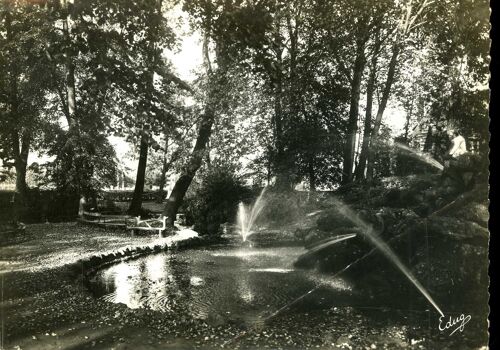Carte Postale De Beauvais (Oise) Le Square De La Gare