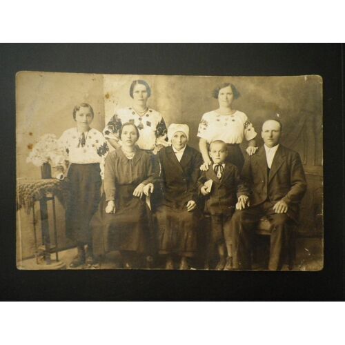 Famille En Habits Traditionnels
